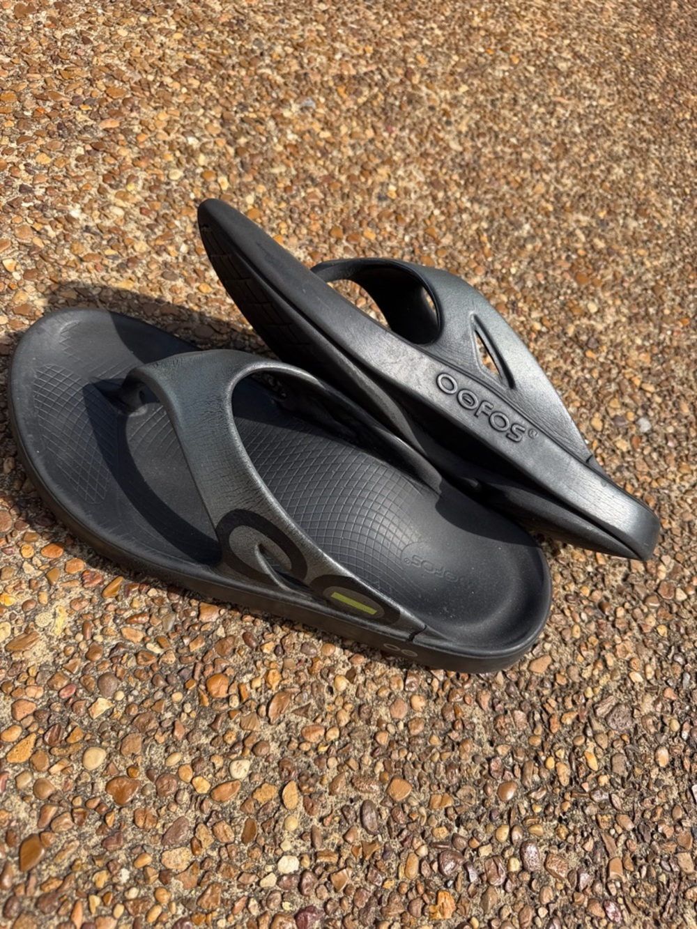 Mens Size 11 OOFOS Black and Gray Flip Flop Sandals - Picture 15 of 16